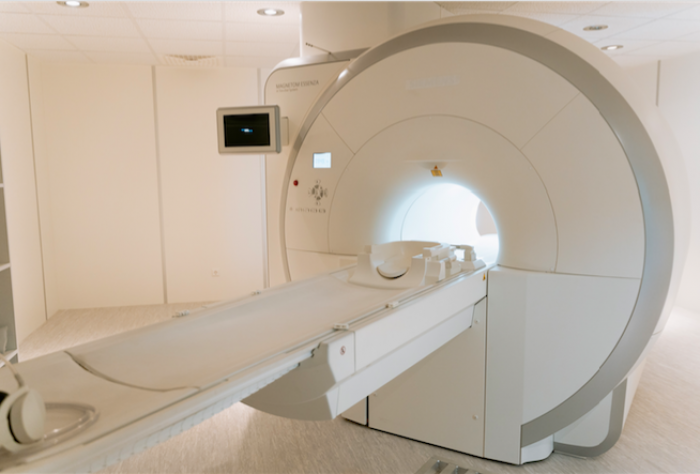 Observation d'images obtenues en Imagerie par Résonance Magnétique (IRM)  sur la console d'acquisitio